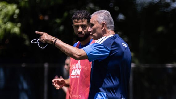 Tite, técnico do Cruzeiro, instrui zagueiro João Marcelo em treinamento na Toca da Raposa 2, em Belo Horizonte (foto: Gustavo Aleixo/Cruzeiro)