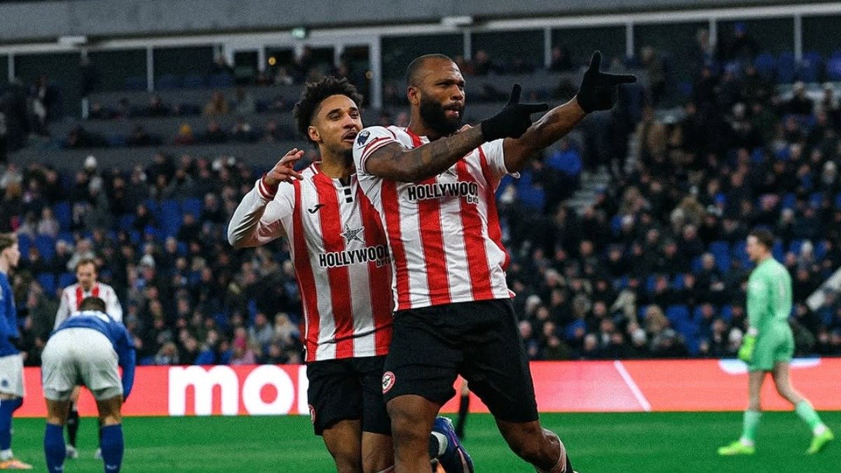 Ex-Cruzeiro faz hat-trick, garante vitória na Premier League e nota 10 em apps