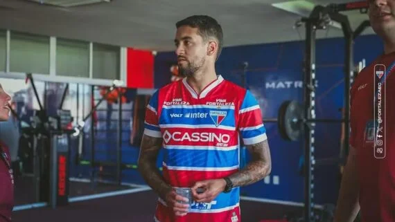Matheus Pereira com a camisa do Fortaleza (foto: Leonardo Moreira/Fortaleza)