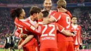 Jogadores do Bayern comemorando gol (foto: Alexandra Beier/AFP)