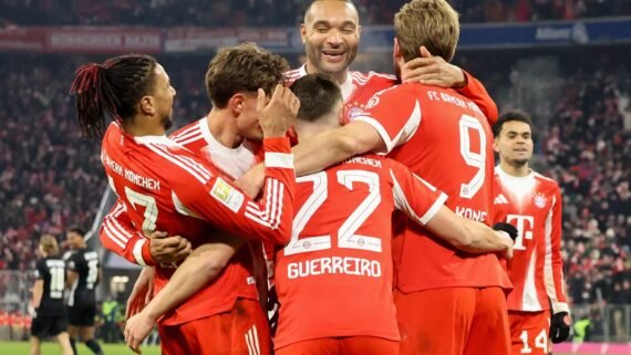 Jogadores do Bayern comemorando gol (foto: Alexandra Beier/AFP)