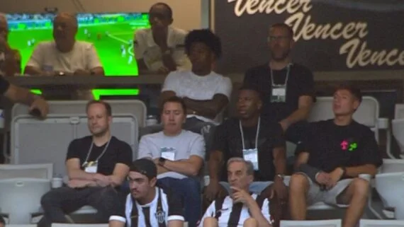 Ángelo Preciado e Alan Minda, dois dos reforços do Atlético, em jogo na Arena MRV (foto: Reprodução/Premiere)