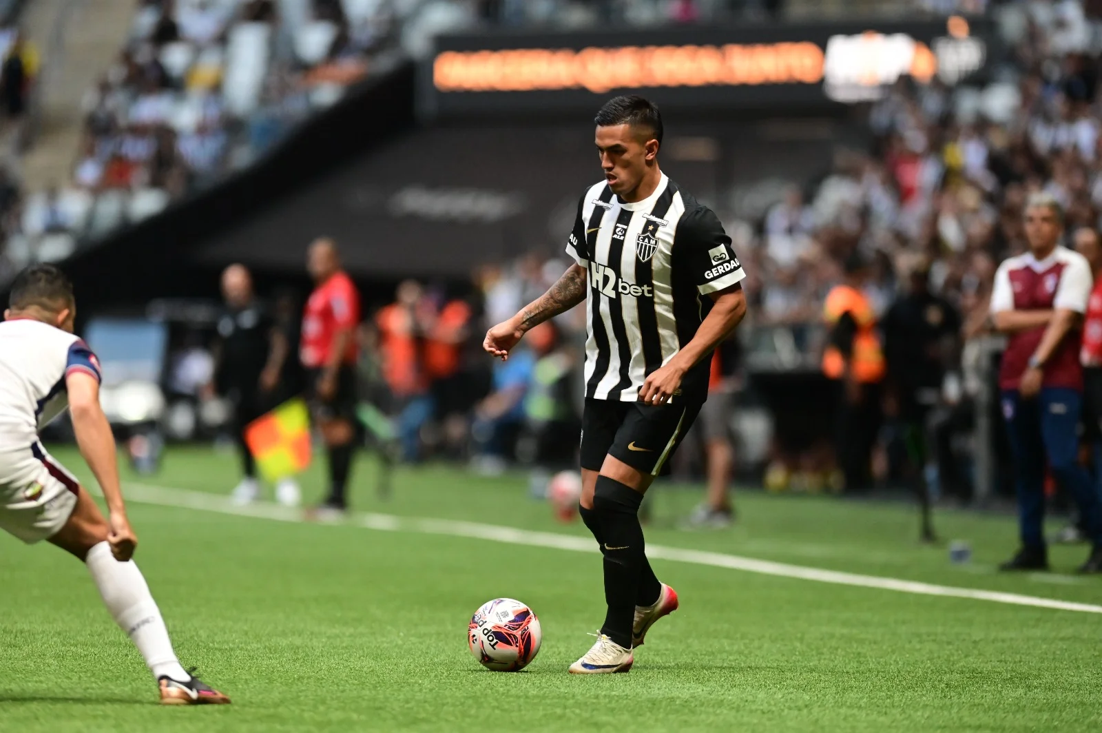 Cuello em ação pelo Atlético contra o Betim - (foto: Leandro Couri/EM/D.A. Press)