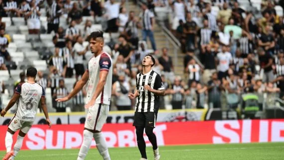 Cadu lamenta chance perdida pelo Atlético diante do Betim, na Arena MRV (foto: Leandro Couri/EM/D.A. Press)