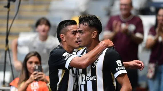 Reinier é celebrado por Cuello depois de primeiro gol pelo Atlético (foto: Leandro Couri/EM/D.A. Press)