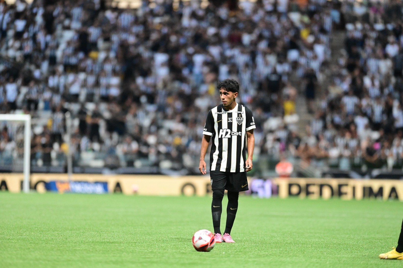Kauã Pascini, lateral-esquerdo formado na base do Atlético, na Arena MRV - (foto: Leandro Couri/EM/D.A. Press)