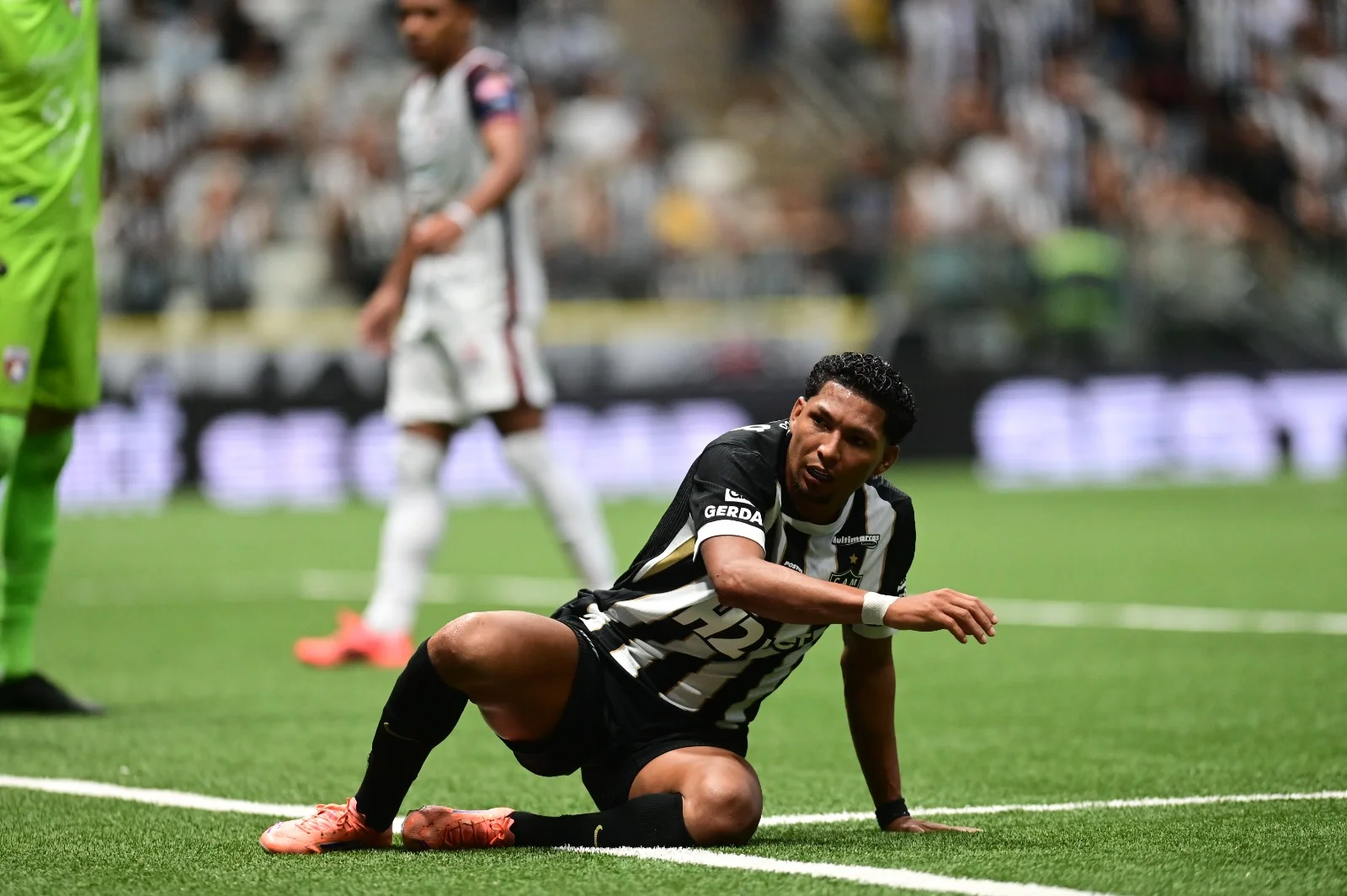 Rony se lamenta durante jogo do Atlético contra o Betim - (foto: Leandro Couri/EM/D.A. Press)