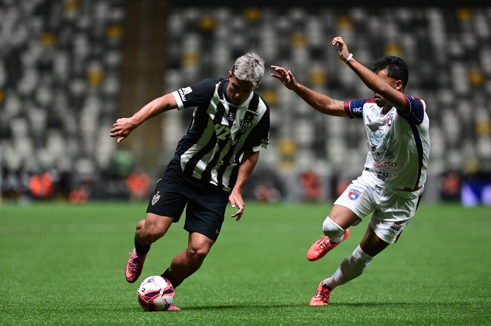 Mateus Iseppe, meia-atacante formado na base do Atlético, em ação contra o Betim - (foto: Leandro Couri/EM/D.A. Press)