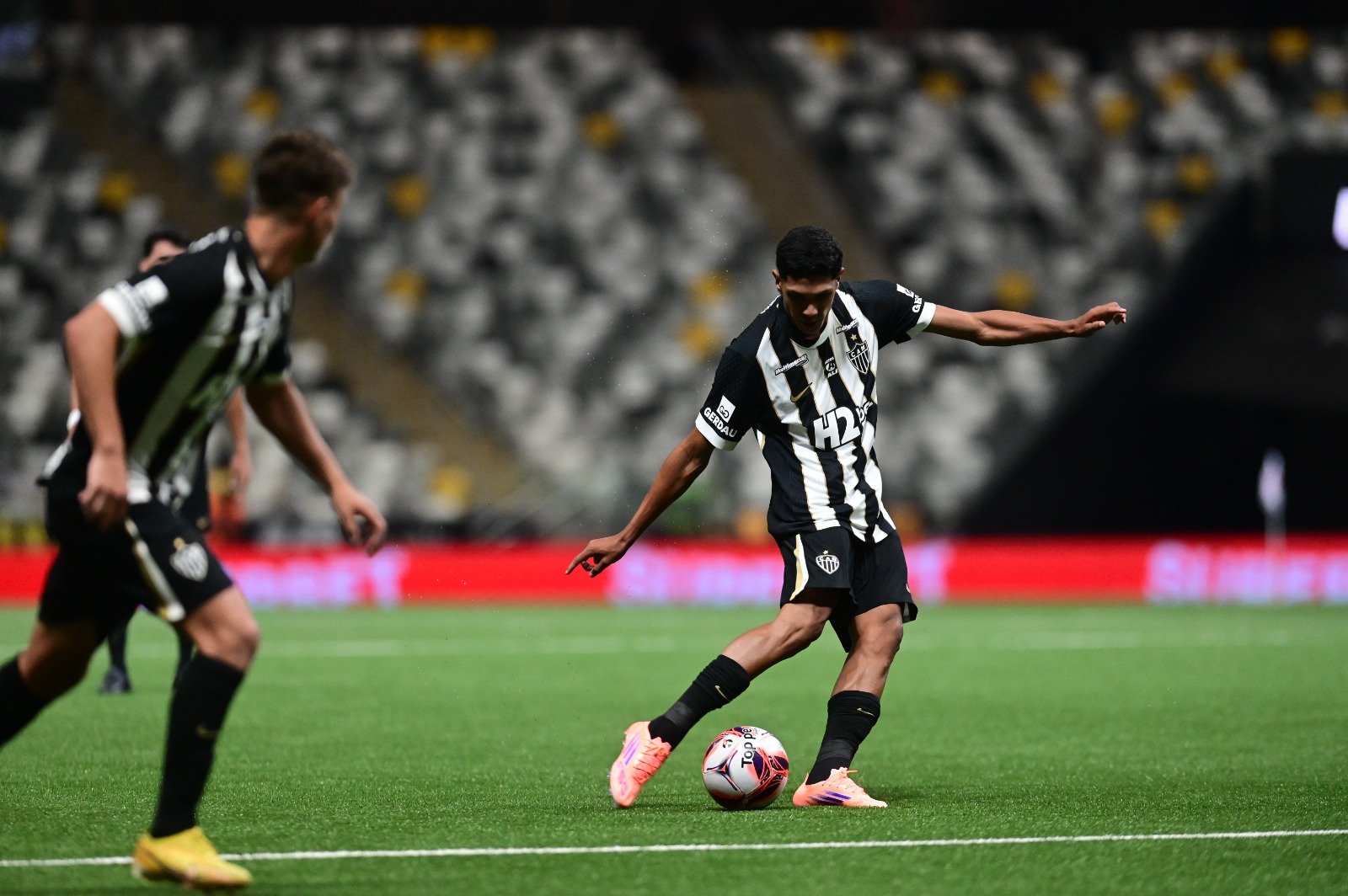 Índio, meio-campista formado pela base do Atlético, em ação na Arena MRV - (foto: Leandro Couri/EM/D.A. Press)