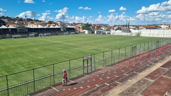 imagem da arquibancada e do do campo da Arena Credinor, em Montes Claros (foto: Luiz Ribeiro/EM/D.A Press)