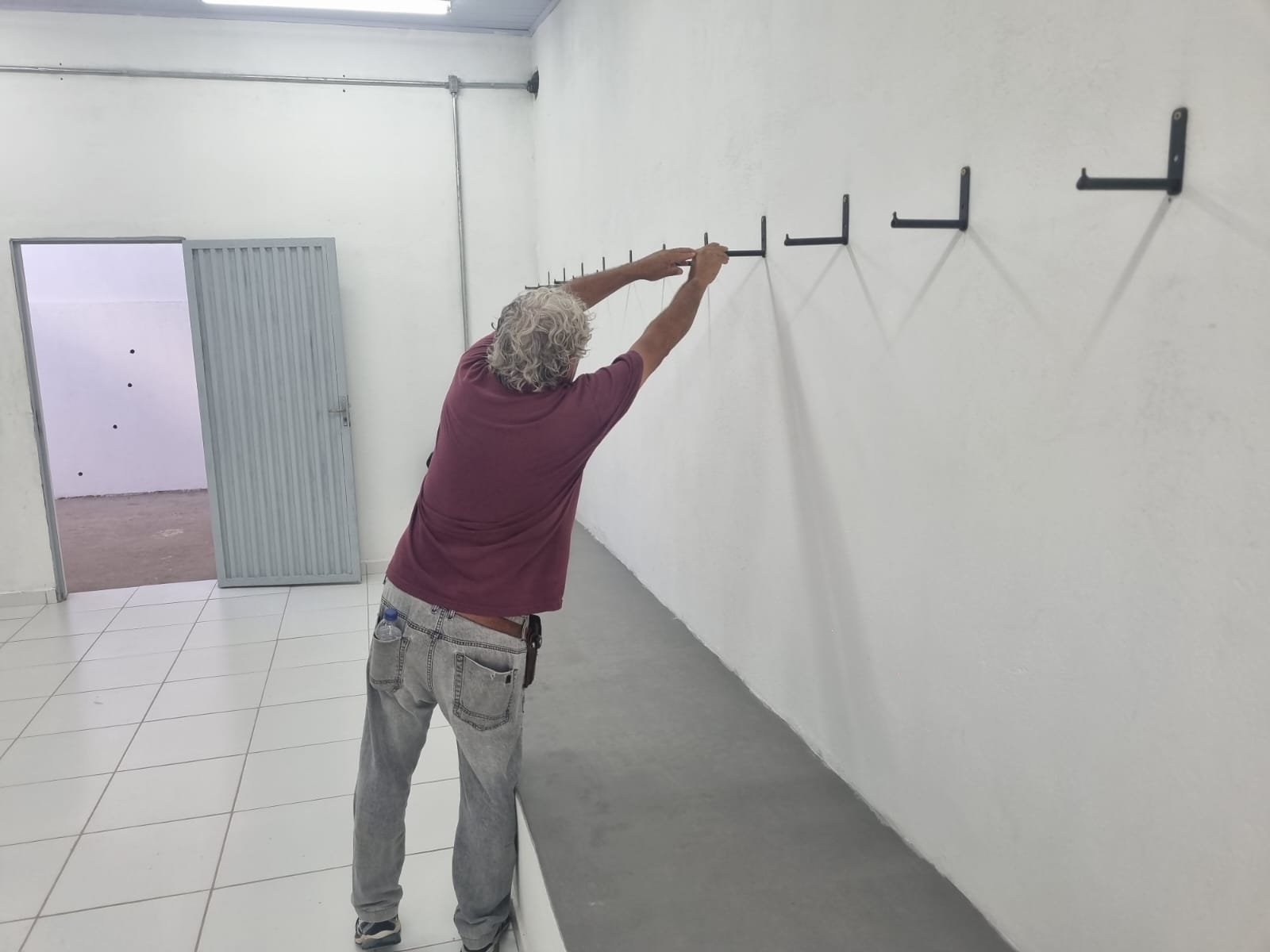 Funcionário faz últimos ajustes nos vestiários do Estádio Juvêncio Augusto Soares, a Arena Credinor, em Montes Claros - (foto: Luiz Ribeiro/EM/D.A Press)