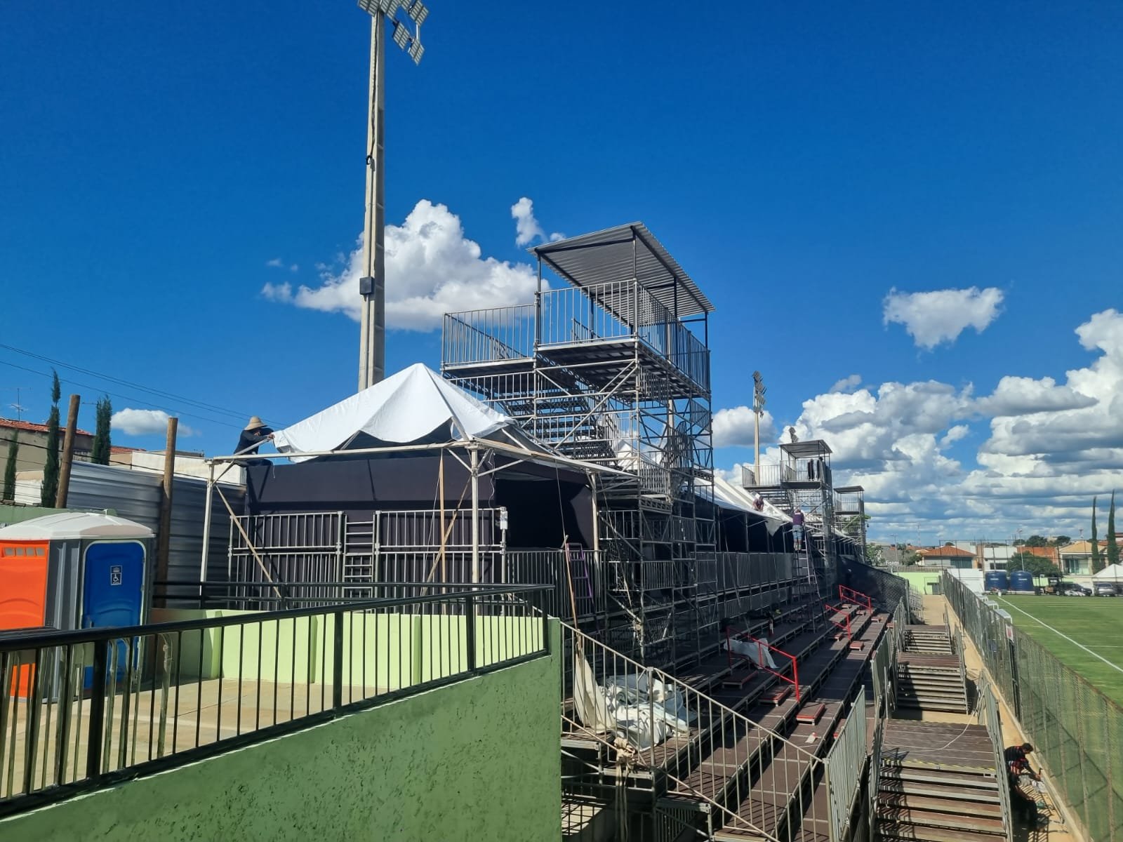 Cabine do Var e área de camarotes do Estádio Juvêncio Augusto Soares, a Arena Credinor, em Montes Claros - (foto: Luiz Ribeiro/EM/D.A Press
)