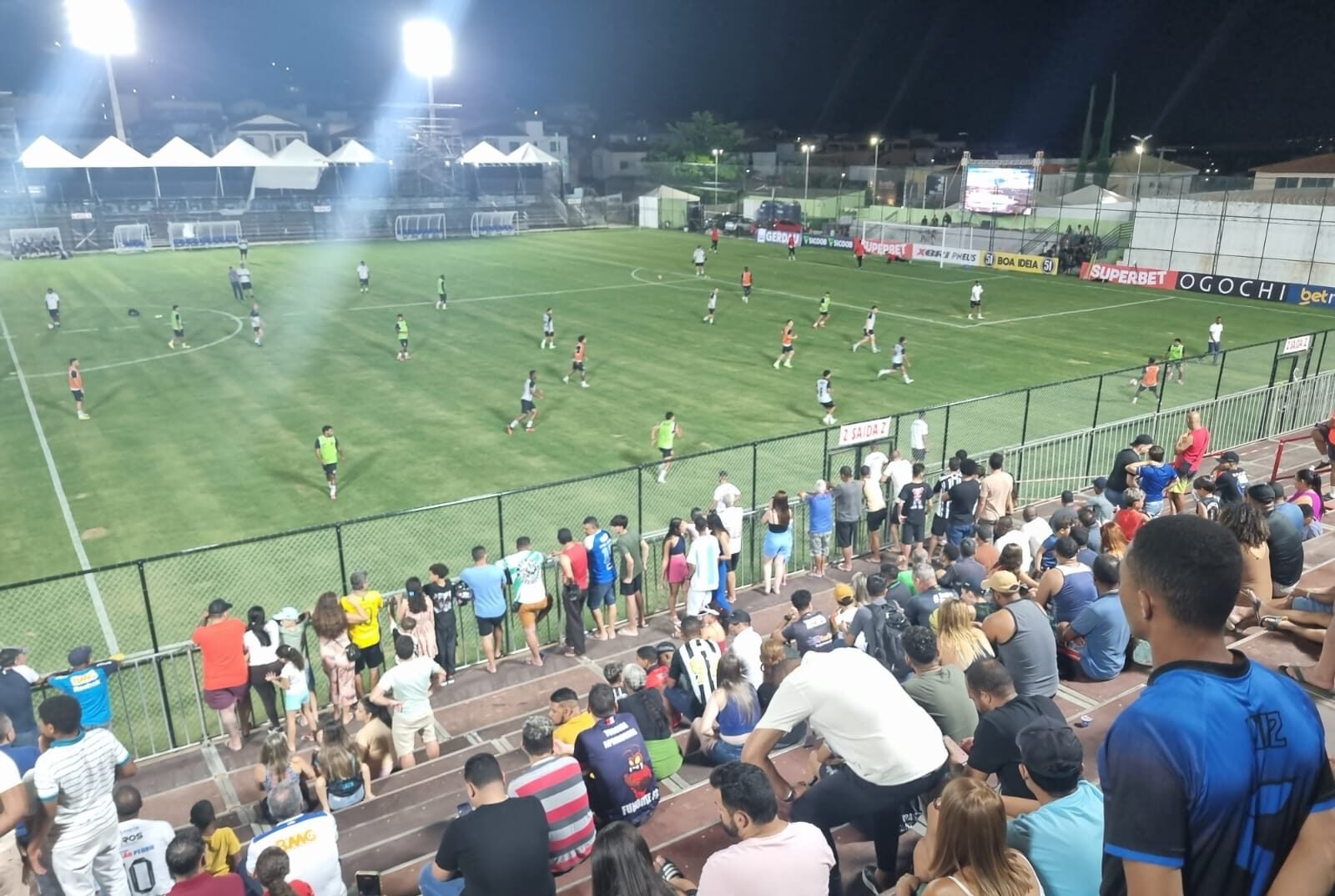 Jogadores do time de Montes Claros em treino aberto a torcedores no Estádio Juvêncio Augusto Soares, a Arena Credinor, em Montes Claros (foto: Luiz Ribeiro/EM/D. A Press)