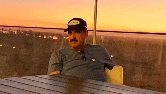 Ratinho posa para foto (foto: Divulgação/Ratinho)