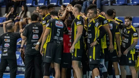 Jogadores do Praia Clube juntos (foto: Divulgação/Praia Clube)