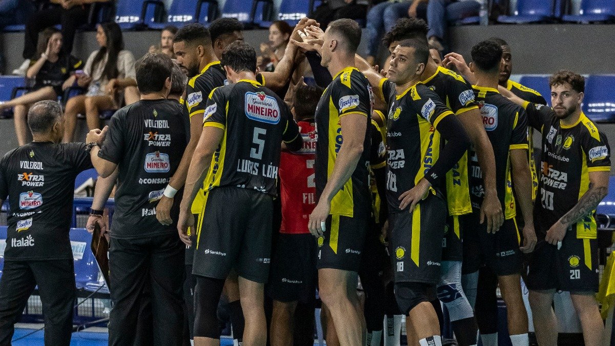 Jogadores do Praia Clube juntos (foto: Divulgação/Praia Clube)