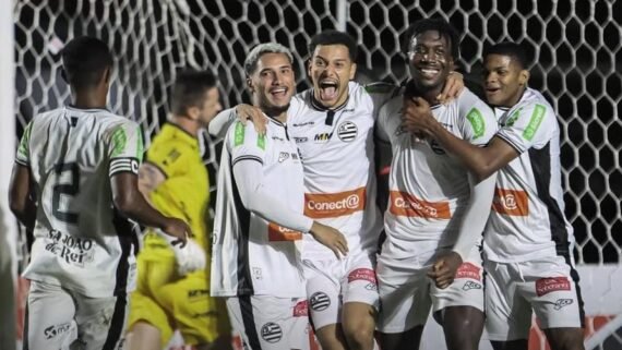 Ronaldo Tavares, atacante do Athletic (foto: Jr Assessoria)