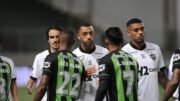 Jogadores de Atlético e América antes de clássico pelo Mineiro (foto: Alexandre Guzanshe/EM/DA Press)