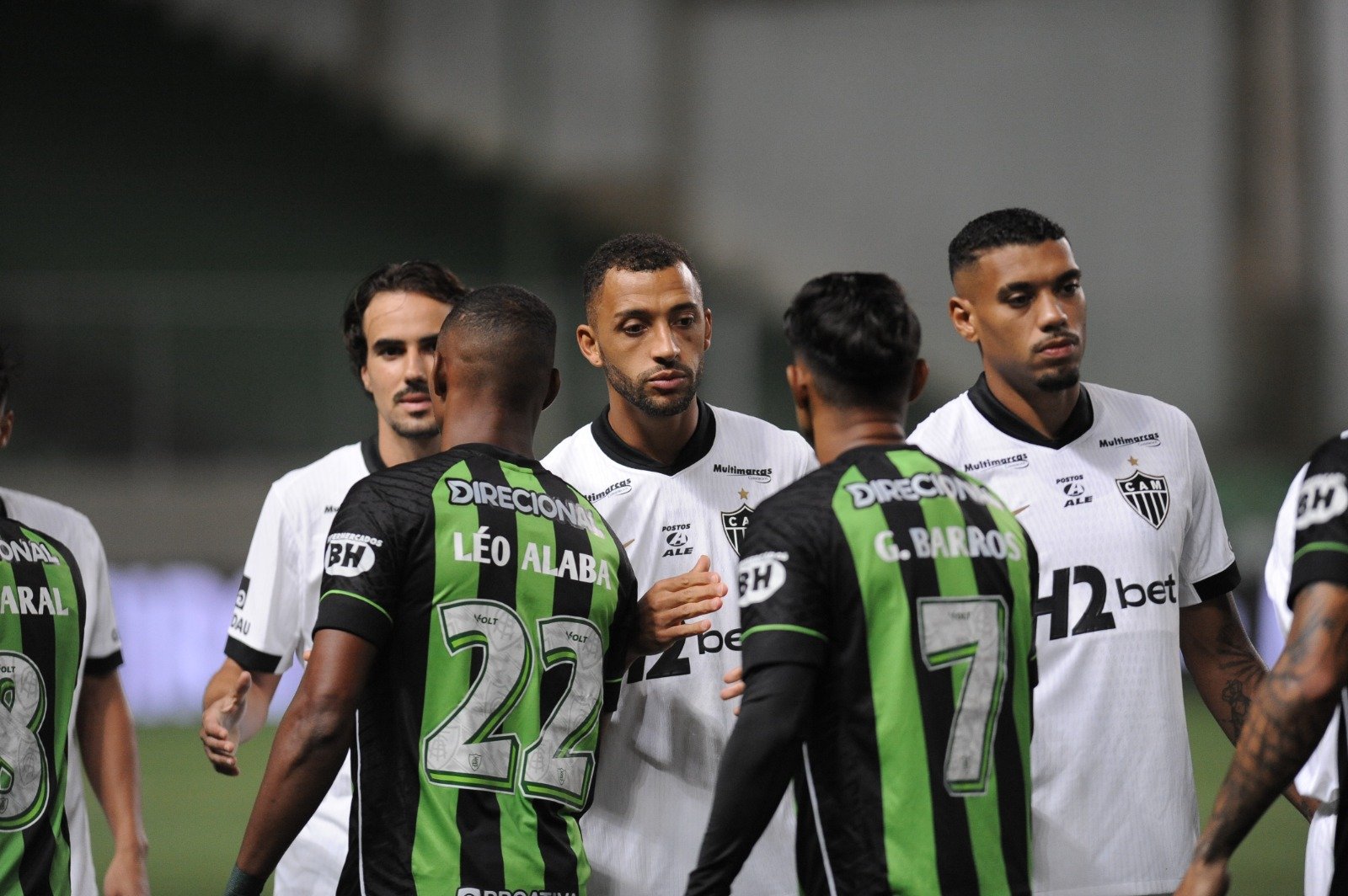 Jogadores de Atlético e América antes de clássico pelo Mineiro - (foto: Alexandre Guzanshe/EM/DA Press)