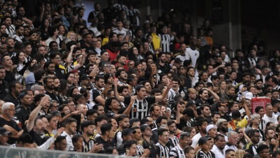 Torcedores do Atlético durante clássico contra o América no Independência (foto: Alexandre Guzanshe/EM/D.A. Press)