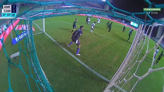 Bola bateu na mão de jogador do América na grande área durante clássico contra o Atlético (foto: Reprodução/Premiere)