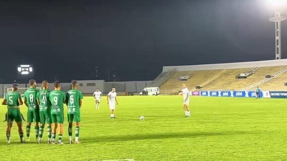 Marcelo Toscano marcou belo gol de falta para o Serra Branca contra o Sousa (foto: Esportilizado)