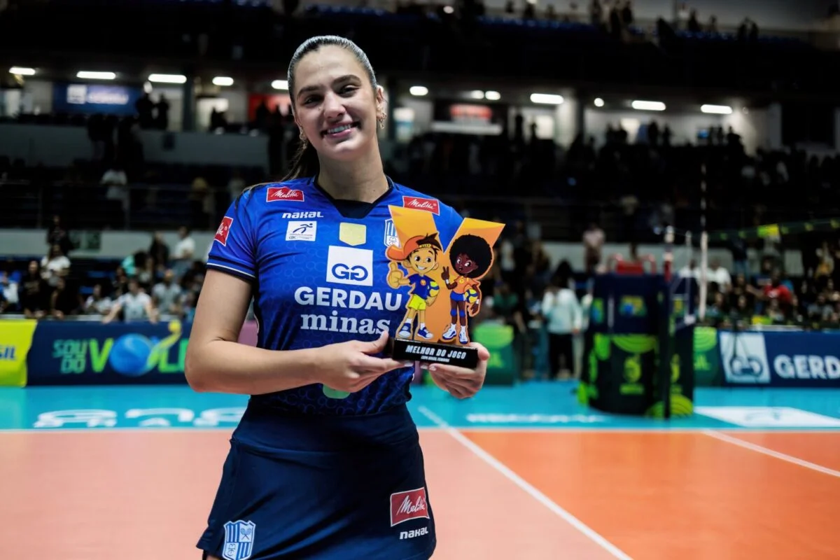 Júlia Kudiess, central do Minas, com o Troféu Viva Vôlei - (foto: Hedgard Moraes/MTC)
