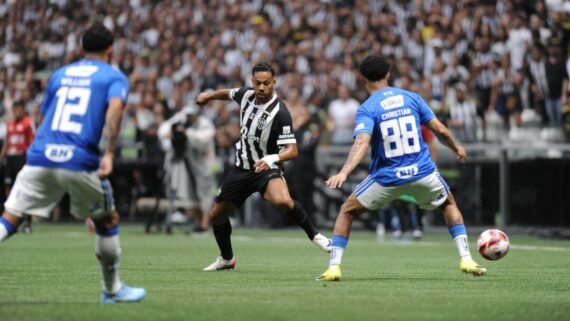 Lance do clássico entre Atlético e Cruzeiro na Arena MRV (foto: Alexandre Guzanshe/EM D.A Press)