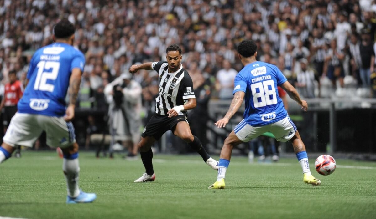 Lance do clássico entre Atlético e Cruzeiro na Arena MRV (foto: Alexandre Guzanshe/EM D.A Press)