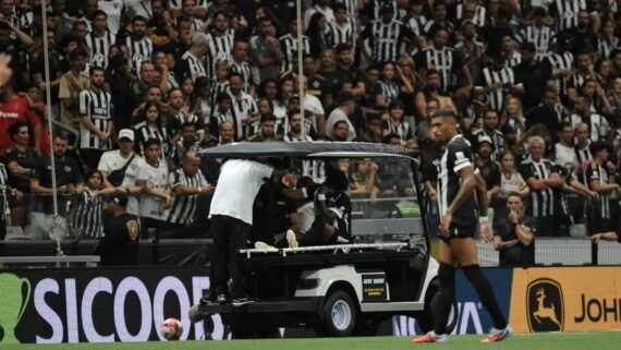 Lesionado, Ângelo Preciado deixa o clássico entre Atlético e Cruzeiro de carrinho maca (foto: Alexandre Guzanshe/EM/D.A Press)