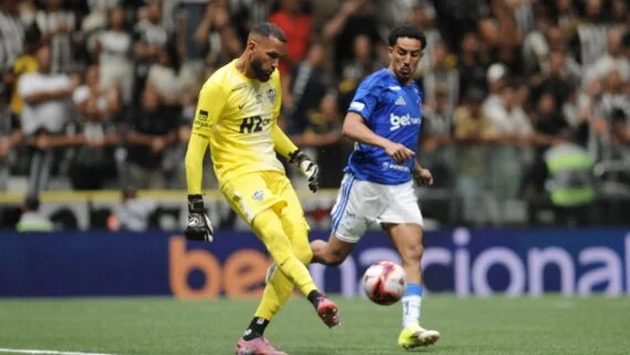 Everson e Christin no clássico entre Atlético e Cruzeiro (foto: Alexandre Guzanshe/EM/D.A Press)