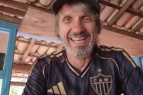 Fred Melo Paiva de camisa preta do Atlético e sorrindo (foto: Reprodução de vídeo)