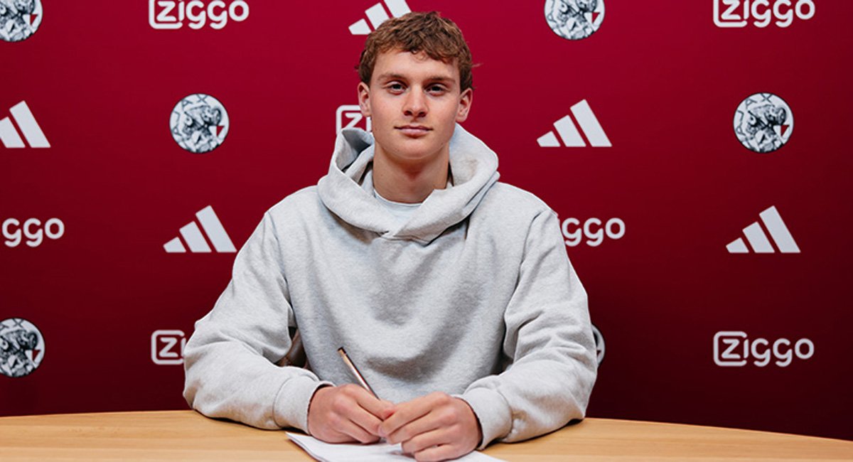 Maximilian Ibrahimovic assina contrato com o Ajax (foto: Ajax)