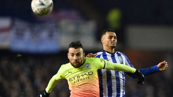 Nicolás Otamendi (à esquerda) e Alessio da Cruz (à direita) disputam bola em Manchester City x Sheffield pela Copa da Inglaterra em 2020 (foto: PAUL ELLIS/AFP - 4/3/2020)