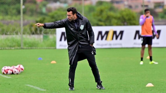 Alberto Valentim em treino no CT Lanna Drumond (foto: Mourão Panda / América)