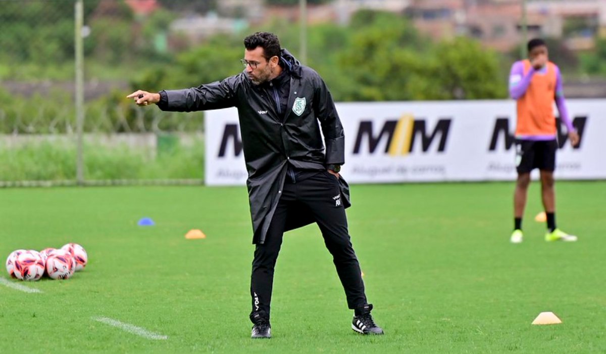 Alberto Valentim em treino no CT Lanna Drumond (foto: Mourão Panda / América)