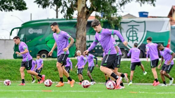 Jogadores do América em treino (foto: Mourão Panda/América)