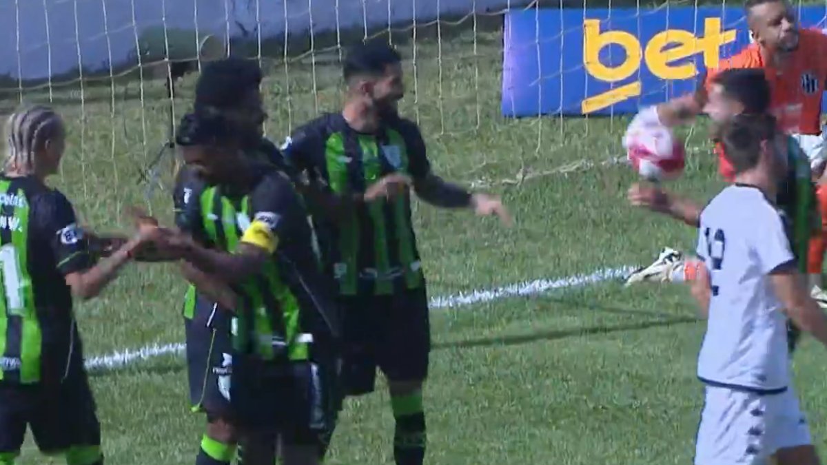Jogadores do América comemoram gol em partida do Campeonato Mineiro (foto: Reprodução)