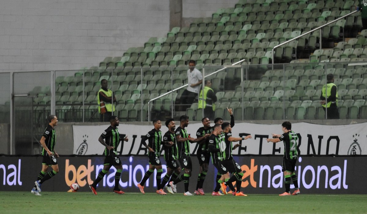Jogadores do América festejam gol no clássico - (foto: Alexandre Guzanshe/EM/DA Press)