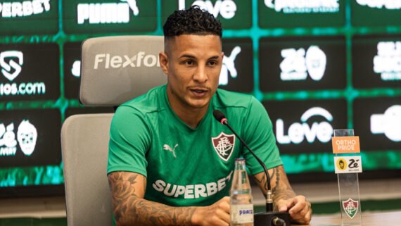 Guilherme Arana durante entrevista coletiva pelo Fluminense (foto: MARINA GARCIA / FLUMINENSE F.C.)