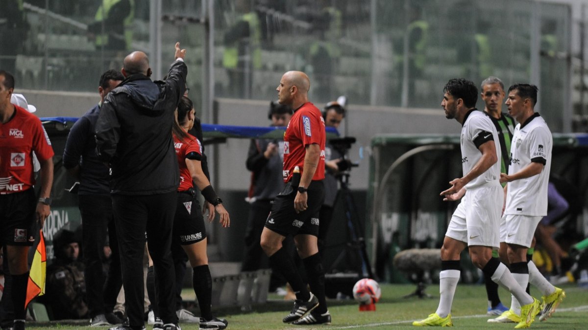 Árbitro Murilo Francisco Misson Júnior em ação durante América x Atlético pelo Campeonato Mineiro (foto: Alexandre Guzanshe/EM/DA Press)