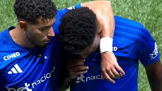 William consola Arroyo após derrota do Cruzeiro para o Atlético (foto: Reprodução)