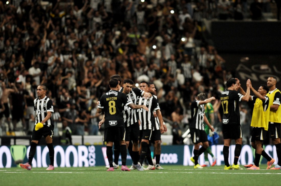 Jogadores do Atlético comemoram vitória sobre o Cruzeiro em clássico na Arena MRV - (foto: Alexandre Guzanshe/EM/D.A. Press)
