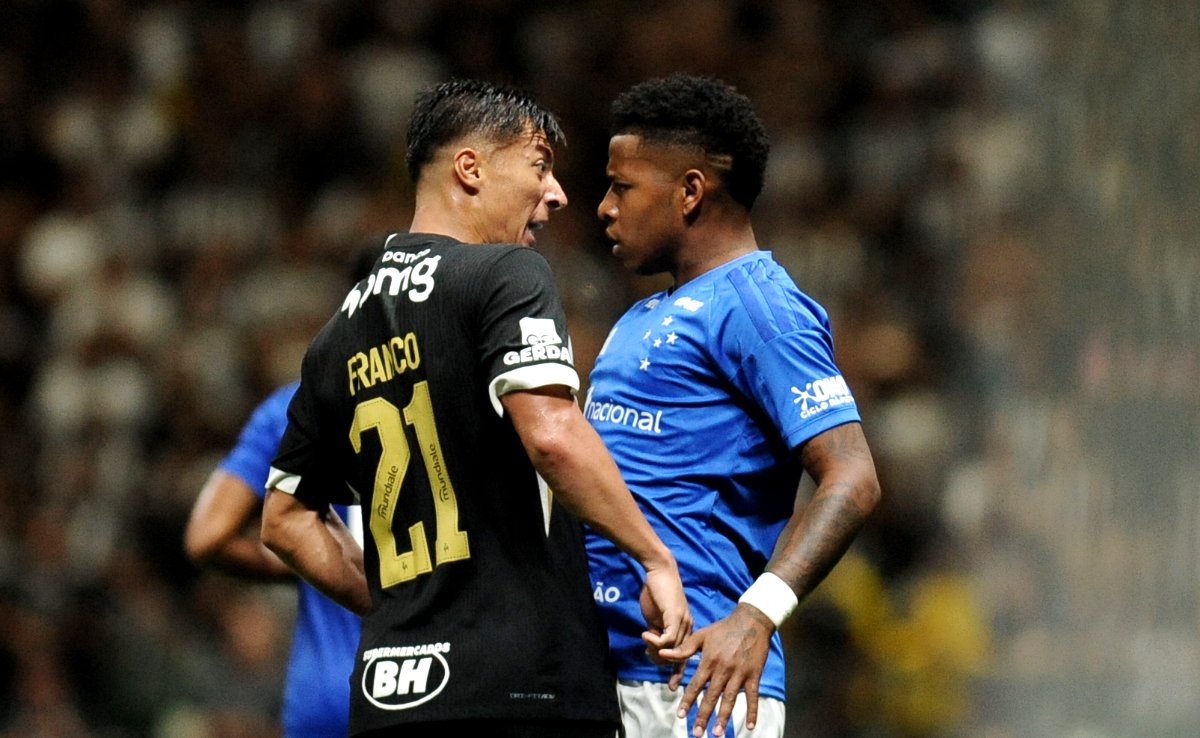 Alan Franco e Keny Arroyo discutem na Arena MRV durante clássico entre Atlético e Cruzeiro, pelo Campeonato Mineiro (foto: Alexandre Guzanshe/EM/D.A. Press)