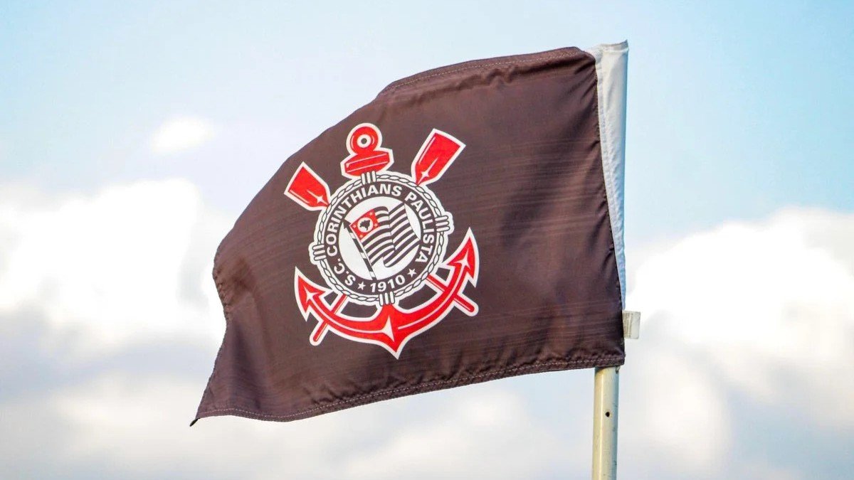 Bandeira com escudo do Corinthians (foto: Felipe Szpak/Agência Corinthians)