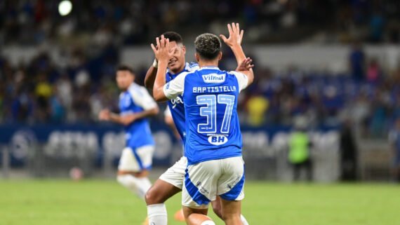 Kauã Prates e Cauã Baptistella comemoram gol pelo Cruzeiro (foto: Leandro Couri/EM/DA Press)