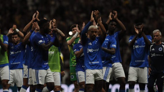 Cruzeiro saudou a torcida presente na Arena MRV após derrota por 2 a 1 para o Atlético, pela quinta rodada do Mineiro (foto: Alexandre Guzanshe/EM/D.A. Press)