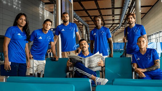 Jogadores do Cruzeiro vestidos com o novo uniforme (foto: Leonardo Lods / Marketing Cruzeiro)