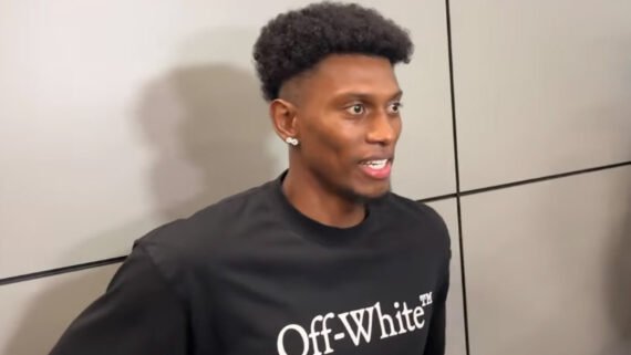 Cassierra, atacante do Atlético, em desembarque em Confins (foto: Reprodução/YouTube/Canal do Frossard)