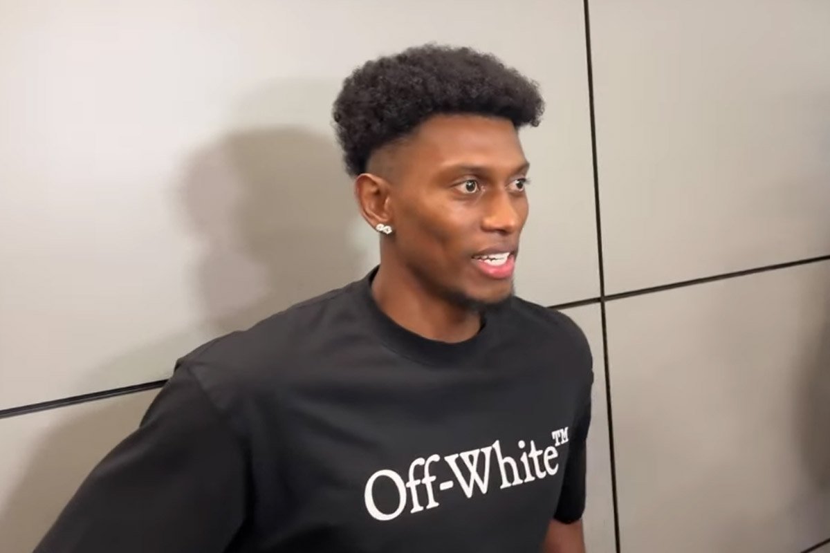 Cassierra, atacante do Atlético, em desembarque em Confins (foto: Reprodução/YouTube/Canal do Frossard)